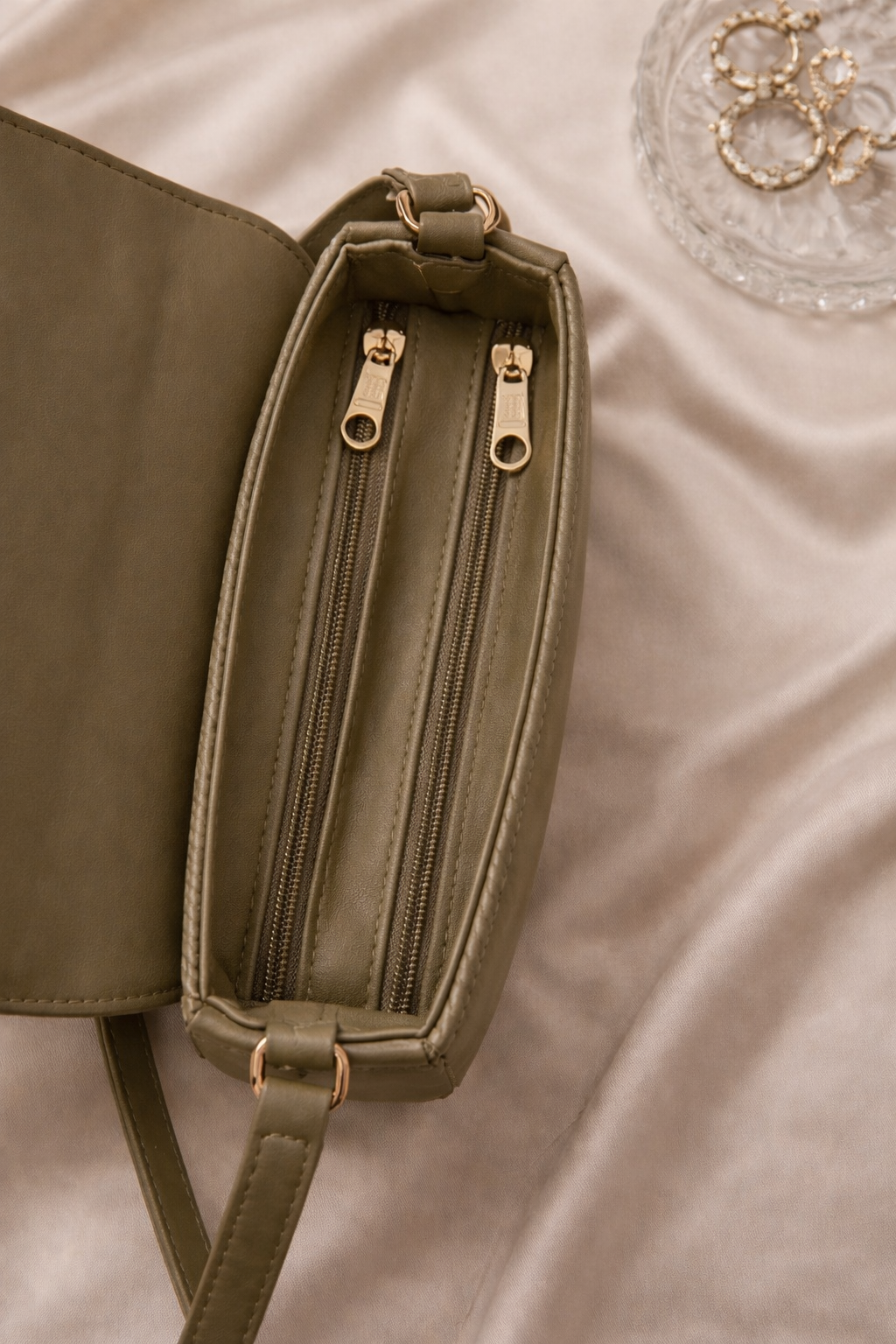 The Curated Carry - Olive
