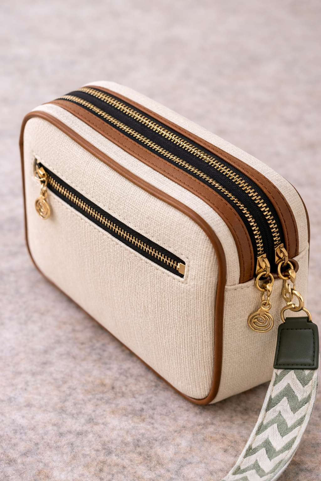 Close up detail of silver metal clasp, D-ring hardware, and stitching on the side of Bagistry The DayBreak Sling Bag.